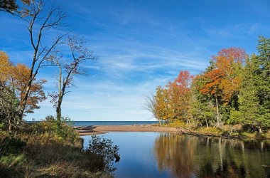 Michigan 'ın Kirpi Dağları' ndaki Presque Adası nehrinden Superior Gölü 'ne bakıyorum.