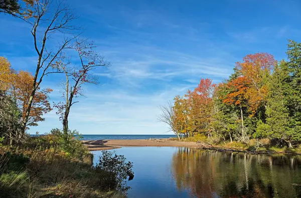 Michigan 'ın Kirpi Dağları' ndaki Presque Adası nehrinden Superior Gölü 'ne bakıyorum.