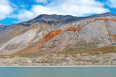 Svalbard Adaları 'ndaki Bamsebu' da, Kuzey Kutbu 'ndaki çorak sahil tepeleri.