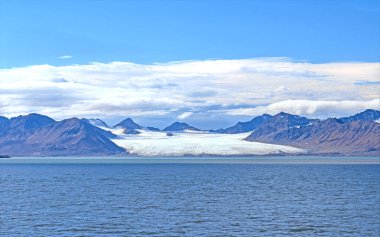 Svalbard Adaları 'ndaki Bamsebu' da Büyük Kıyı Buzulları Dağlardan Akıyor