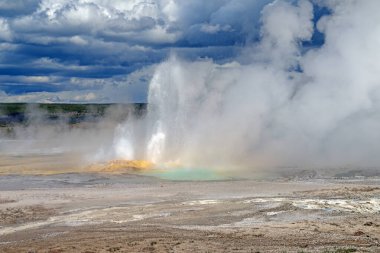 Renkli Clepsydra Gayzer Yellowstone Ulusal Parkı 'nda Fırtınalı Bulutlar Altında Patlıyor