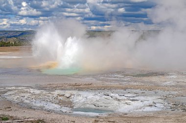 Clepsydra Gayzer Wyoming 'deki Yellowstone Ulusal Parkı' nda volkanik bir arazide patladı