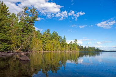 North Woods Gölü Minnesota 'daki Bearskin Gölü' nde güneşli bir sonbahar gününde
