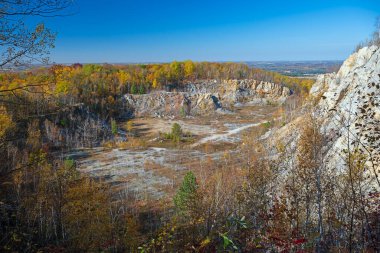 Terk Edilmiş Quartzite Quarry Sonbaharda Wisconsin 'deki Rib Mountain State Park' ta