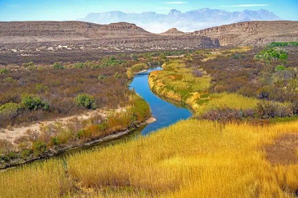 Rio Grande 'nin sulak arazileri Baharda Chisos Dağları ile Texas' taki Big Bend Naitonal Parkı 'nda