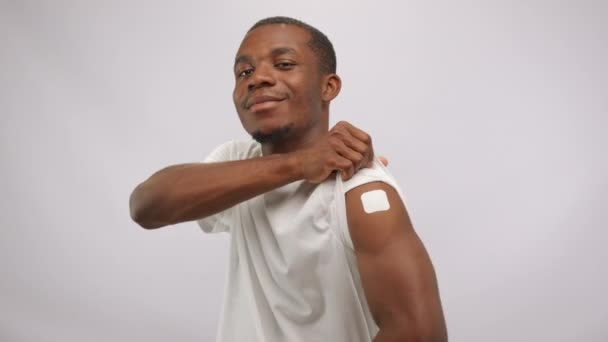 Portrait Smiling African American Man Showing Plaster Shoulder Covid Vaccination — Stok video