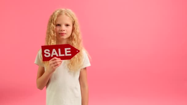Blonde Girl Holds Sign Inscription Sale Points Her Finger Layout — Vídeos de Stock