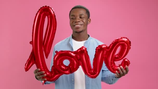 Afroamerykańska Nastolatka Trzyma Rękach Czerwony Nadmuchiwany Balon Helowy Napisem Miłość — Wideo stockowe