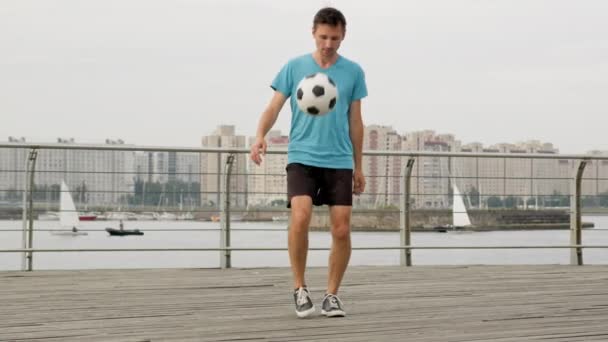Jucător Fotbal Jonglează Minge Fotbal Coapsele Picioarele Spatele Malul Mării — Videoclip de stoc