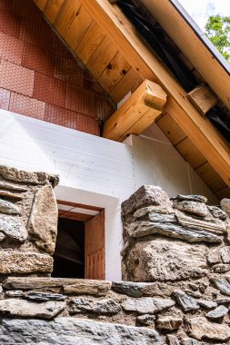 İnşaat halindeki bir evin yakın görüntüsü. Çerçeve, çatı, beton bloklar, taş, tahta