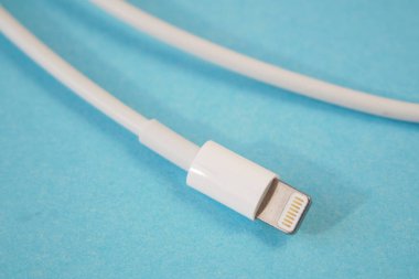 USB TYPE C Port Kablosu, mavi arkaplanda beyaz bilgisayar kablosu bağlantısı, şarj kablosu, birçok aygıt için uyumlu, kapat