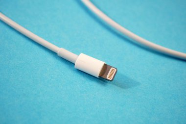 USB TYPE C Port Kablosu, mavi arkaplanda beyaz bilgisayar kablosu bağlantısı, şarj kablosu, birçok aygıt için uyumlu, kapat