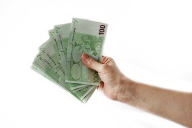 Beyaz arka planda izole edilmiş avrodan elde tutulan büyük para yığını. Para nakit, yakın plan.