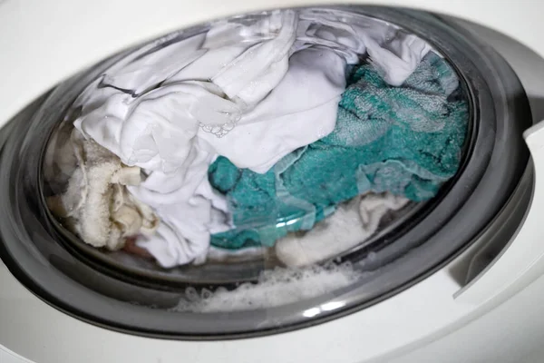 Modern Çamaşır Makinesi Çamaşırhanede Çamaşır Makinesi Çamaşırları Evde Yıkamak Yakın — Stok fotoğraf