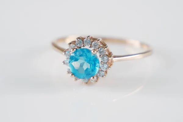 Hermoso Anillo Con Topacio Azul Muchos Diamantes Blancos Sobre Fondo — Foto de Stock
