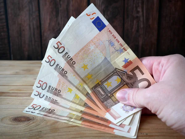 Euro Dinheiro Mão Sobre Fundo Madeira Dinheiro Euros Notas Euro — Fotografia de Stock
