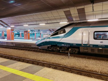 Krakow, Polonya. Yolcu treni IPKP Şehirlerarası İstasyon Platformu 'na ulaşır. Kapalı