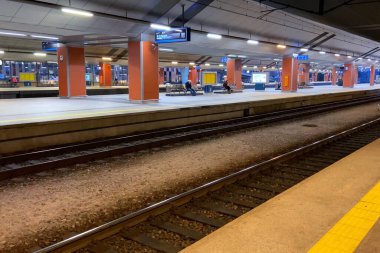 Krakow, Polonya. Yolcu tren istasyonu Krakow Glowny gece platformu. Kapalı