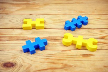 Yapboz Simgeleri, tahta arka planda yapboz parçaları, üst görünüm, yakın plan