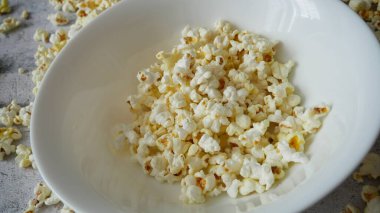 Ev yapımı Peynirli Patlamış Mısır, Beyaz kaselerde tatlı patlamış mısır,