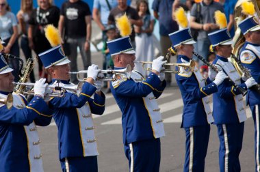 Dnipro Ukrayna - 09 09 09 2022: Resmi askeri üniformalı adamlar açık havada, bayramı kutlamak için büyük bir geçit töreninde