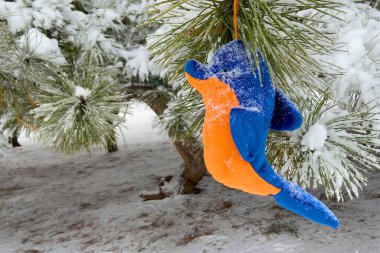 Noel süslemesi, kar altında köknar ağacı, yeni yıl kartı, mutlu Noeller ve mutlu yıllar, yakın çekim.