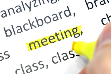 Kelime toplantısı renkli bir kalemle vurgulandı (altı çizildi). İş ve takım çalışması kavramı, yakın plan