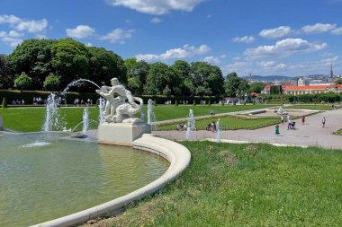 Viyana, Avusturya - 07 30 2022. Savoy Prensi Eugene 'in yazlık evi olarak Yukarı Belvedere Sarayı' ndaki çeşmeler ve bahçe. Açık havada.