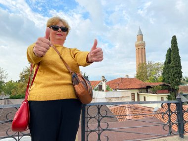 Son sınıf macerası, sırt çantalı ve eski Antalya Hindi 'sinde yürüyen yaşsız bir kadın. Emekliler için yaz turizmi. Açık havada.