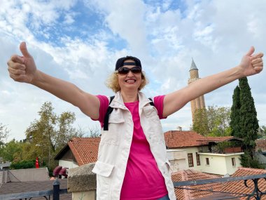 Son sınıf macerası, sırt çantalı ve eski Antalya Hindi 'sinde yürüyen yaşsız bir kadın. Emekliler için yaz turizmi. Açık havada.