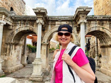 Son sınıf macerası, sırt çantalı ve eski Antalya Hindi 'sinde yürüyen yaşsız bir kadın. Emekliler için yaz turizmi. Açık havada.