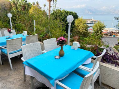 Güneşli bir günde deniz manzaralı, tepelerde boş bir yazlık kafe, Antalya Türkiye, açık hava.