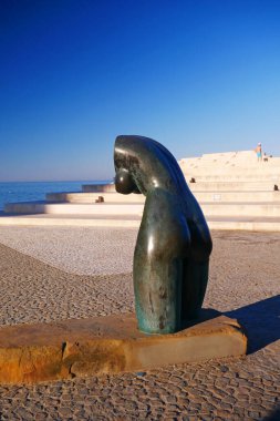 Durrs, Arnavutluk - 08 04 2022 Kadın Başsız Heykeli, Durres 'in merkezindeki deniz dolgusunda bir kadın gövdesinin heykeli. Açık havada.