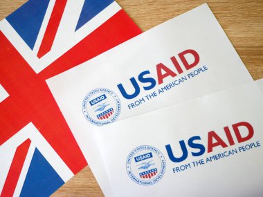 USAid logosu ve İngiltere Birleşik Krallığı ve Kuzey İrlanda bayrağı, USAid ABD 'nin uluslararası kalkınma dairesi - yurtdışında yardım, yakın plan