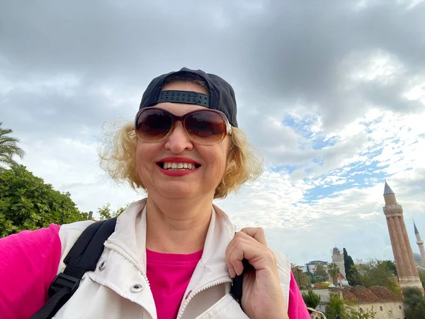 Senior Abenteuer Ist Alterslose Frau Mit Rucksack Fuß Durch Die — Stockfoto