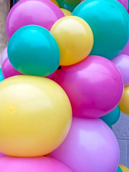Många Flerfärgade Ballonger Bakgrund Ballonger Födelsedagsfest Dekoration Bunch Ljusa Ballong — Stockfoto