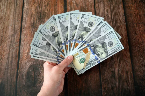 Hand Håller Stor Bunt Dollar Usa Pengar Trä Bakgrund Pengar — Stockfoto