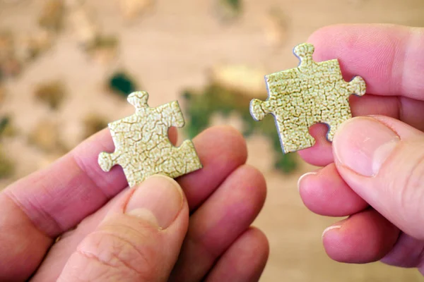 Hand Connecting Two Puzzles Many Puzzles Background Closeup — Stock Photo, Image