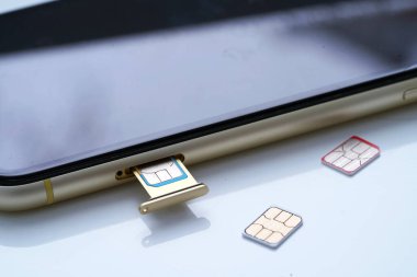 Cep telefonunun arkasına SIM kartı yerleştiren kişi, telefona yerleştirilen Sim kartı, kapatma