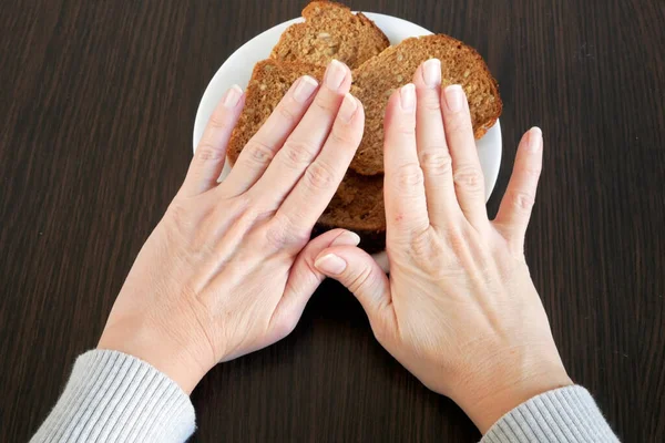 Θηλυκά Χέρια Απομακρύνουν Ένα Πιάτο Ψωμί Την Έννοια Της Δίαιτας — Φωτογραφία Αρχείου