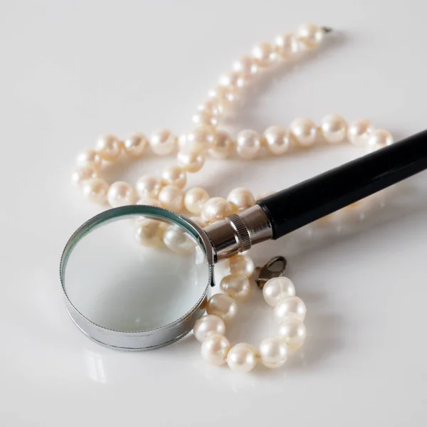 Collana Perle Bianche Lente Ingrandimento Sfondo Bianco Vista Dall Alto — Foto Stock