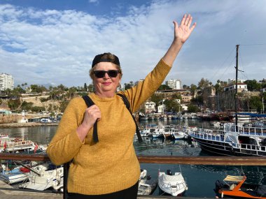 Son sınıf macerası, sırt çantalı ve eski Antalya Hindi 'sinde yürüyen yaşsız bir kadın. Emekliler için yaz turizmi. Açık havada.