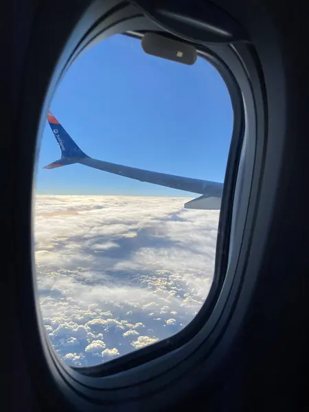 Mooie Wolken Stad Vanuit Het Raam Vliegtuig Vliegen Lucht Zonsopgang — Stockfoto
