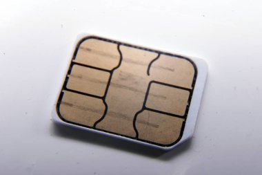 Beyaz arkaplanda cep telefonu için sim kart, makro, yakın plan