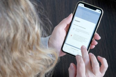 Lviv, Ukrayna - 03 11 2023: ChatGPT 'nin ticari sürümünü sunmak için OpenAI, arka planda Chat GPT giriş ekranı olan akıllı telefon görüntüsü. OpenAI 'den yeni bir Yapay Zeka sohbet robotu.