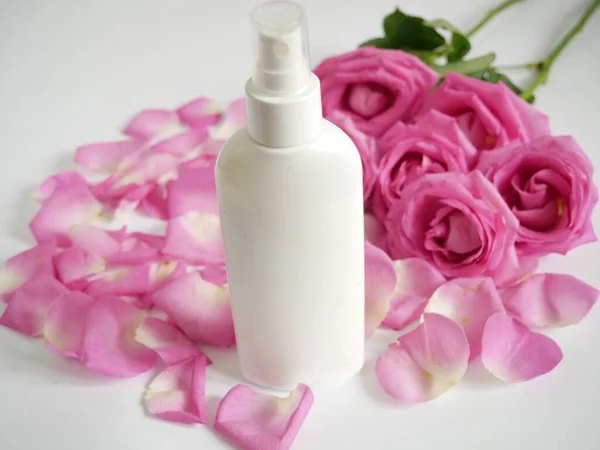 豪华化妆品护肤广告 白色背景的玫瑰花瓣护肤产品管 — 图库照片