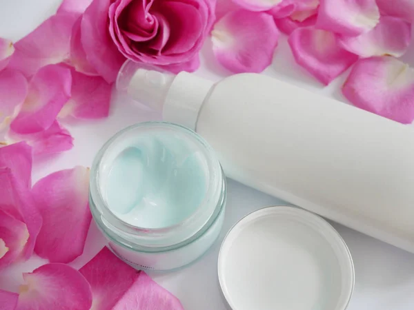 豪华化妆品护肤广告 白色背景的玫瑰花瓣护肤产品管 — 图库照片