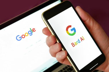 Kiev, Ukrayna - 04 / 24 / 2023: Google Bard AI sohbet robotu teknolojisi akıllı telefonda, Google yeni yapay zeka sohbet robotu Bard 'ı, yakın plan