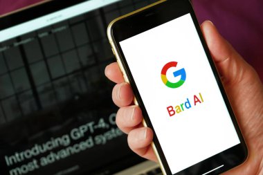 Kiev, Ukrayna - 04 / 24 / 2023: Google Bard AI sohbet robotu teknolojisi akıllı telefonda, Google yeni yapay zeka sohbet robotu Bard 'ı, yakın plan