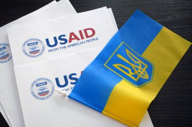 Kiev, Ukrayna - 02 12 2023: USAid logosu ve USAid bayrağı, ABD 'nin uluslararası kalkınma dairesi - yurtdışında yardım, yakın plan